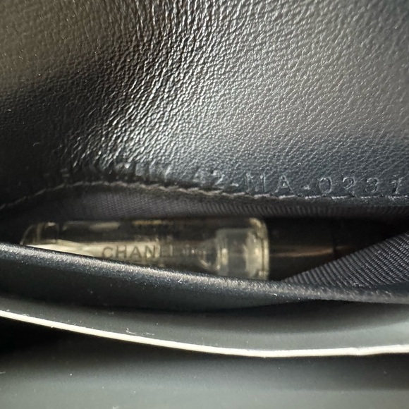 NWT-DIOR SADDLE FLAP CARD HOLDER. - Picture 10 of 16